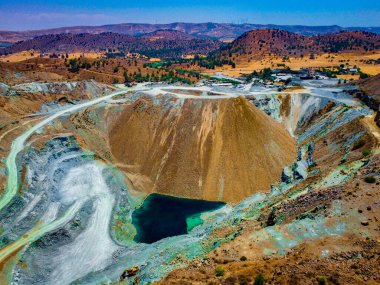 Kıbrıs 'taki taşan sivrisinek ocaklarının insansız hava aracı fotoğrafı, bakır madeninin yakınındaki yeşil göller, taş ocağı.
