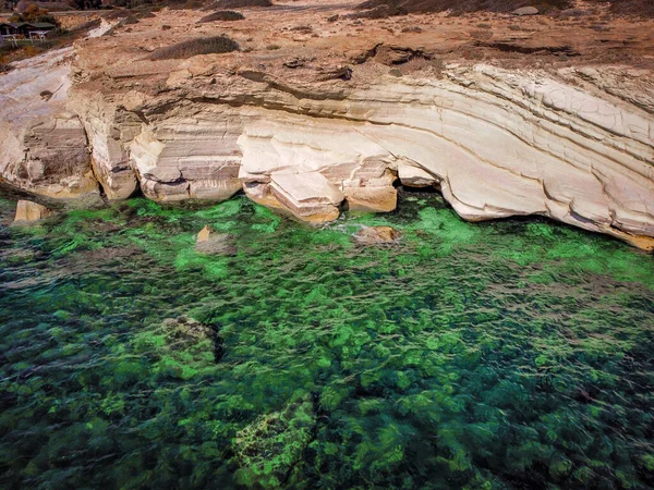 โดรนยิงทางอากาศของหินสีขาว ชายฝั่งหน้าผาหินใน Limassol, ไซปรัสกับทะเลเมดิเตอร์เรเนียนสีเขียว รูปภาพสต็อก