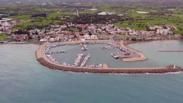 Kıbrıs 'taki Zygi Marina Limanı, Mavi Akdeniz, yatlar, botlar, Yunanistan ve okyanusun 4k hava aracı videosu — Stok video