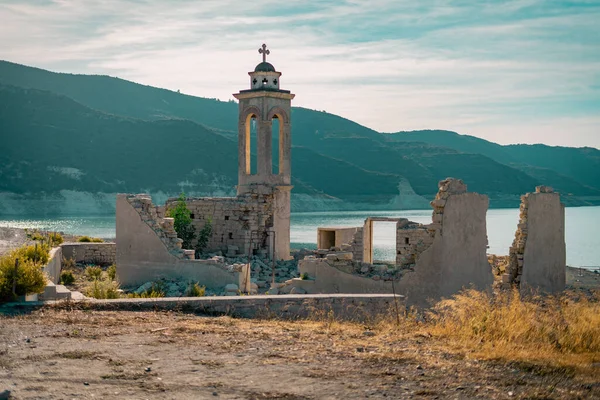 Gammal förstörd övergiven kyrka på Cypern Limassol nära blå sjö Stockfoto