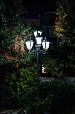 Kıbrıs 'ta İngiliz tarzı sokak lambasının gece fotoğrafı 