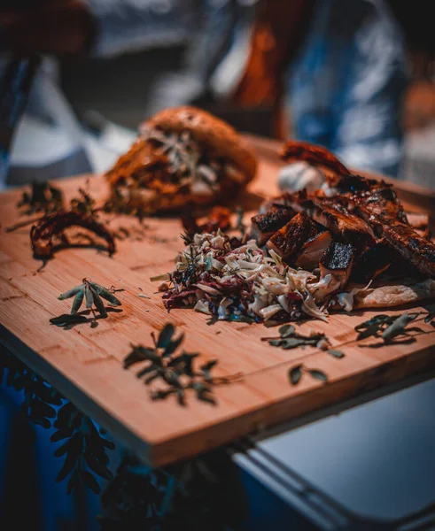 Närbild skott av kött nötkött grillad biff i street food festival i Cypern Royaltyfria Stockfoton