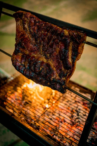 Zbliżenie strzał mięso wołowina grillowany stek w ulicznym festiwalu żywności na Cyprze Obrazy Stockowe bez tantiem