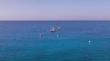Kıbrıs tatil beldesinde mavi hindili Akdeniz 'de dalgıç teknesinin 4k drone hava görüntüsü