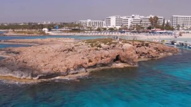 Nissi sahilinin 4k hava aracı videosu, Agia Napa, Akdeniz Okyanusu yaz arkaplanı