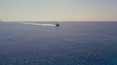 Kıbrıs 'ta mavi hindili Akdeniz' de sürat teknesinin 4k drone görüntüsü, yaz arkaplanı