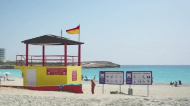 Cyrus yaz tatili deniz arka planındaki Nissi sahilindeki cankurtaran kulübesinin 4K görüntüsü. 