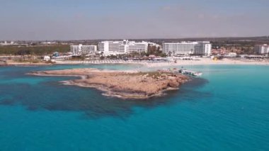 Nissi sahilinin 4k hava aracı videosu, Agia Napa, Akdeniz Okyanusu yaz arkaplanı