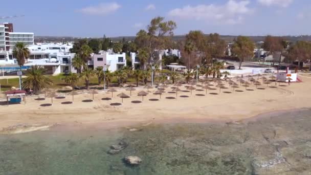 4k drone video aéreo de la playa de pernera en cyprus, mar Mediterráneo océano fondo de verano — Vídeos de Stock