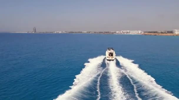 Imágenes aéreas de aviones no tripulados 4k de lancha rápida en el azul turquesa mar Mediterráneo en Chipre, fondo de verano — Vídeos de Stock