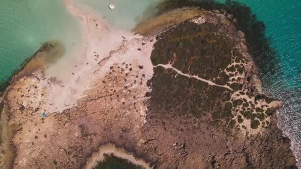 4k drone vidéo aérienne de la plage Nissi à Cyprus, Agia Napa, mer Méditerranée océan fond d'été — Video