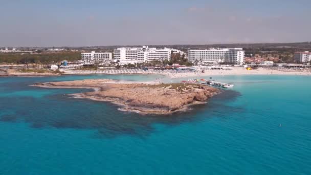 4k drone vidéo aérienne de la plage Nissi à Cyprus, Agia Napa, mer Méditerranée océan fond d'été — Video