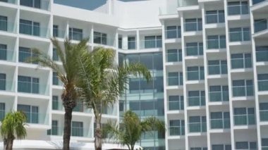 Beyaz otel binasının 4 km 'lik görüntüsü Palm' lı turistlerin yaz tatillerinde deniz arka planında çekilmiş. 
