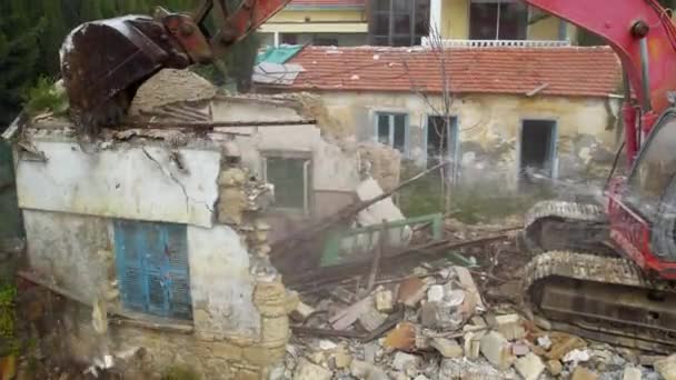 Wyburzenie małego starego budynku z koparką hydrauliczną, wyburzenie — Wideo stockowe