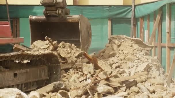 Знищення маленького старого будинку з гідравлічним розкопанням хрестоносців, знесення. — стокове відео
