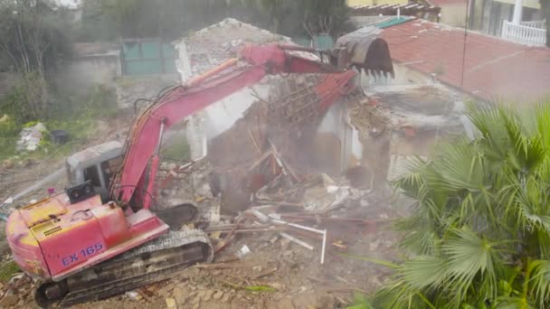 Demolishing small old building house with hydraulic crusher excavator, demolition — стоковое видео