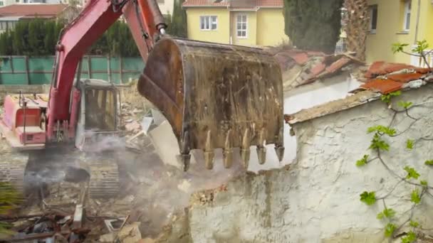 Demolishing small old building house with hydraulic crusher excavator, demolition — Stock video