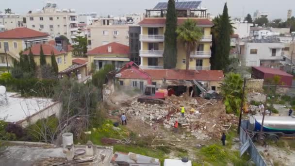 Demolir pequena casa de construção velha com escavadeira trituradora hidráulica, demolição — Vídeo de Stock