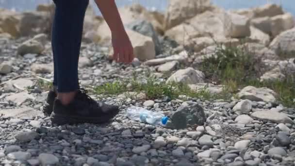 Dobrovolníci sbírat odpadky na pláži 4k vyčistit zelené plastové znečištění — Stock video
