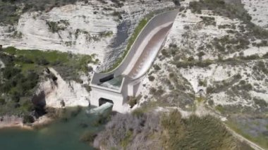 Kiril Endüstriyel Şelalesi 'ndeki baraj taşmış durumda.