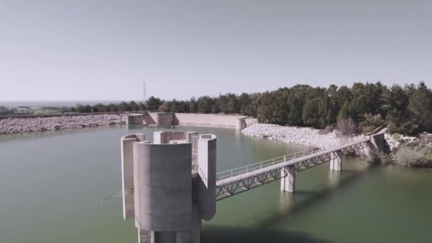 Überlaufender Staudamm in Zyperns industriellem Wasserfall asprokremmos — Stockvideo