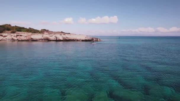 Drone 4k imágenes aéreas protaras cyprus mar sup deportes acuáticos océano surf turquesa costa playa — Vídeos de Stock