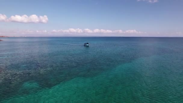 İHA 4k hava görüntüsü, Cyaras deniz yatı, okyanus turkuaz sahil tatili. — Stok video
