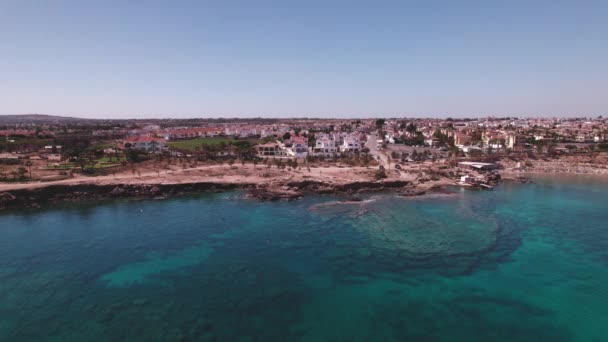 İHA 4k hava görüntüsü Cyaras Cysea tatil beldesi okyanus turkuaz sahil tatili — Stok video