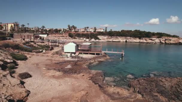 Drone 4k imágenes aéreas protaras cyprus mar vacaciones resort océano costa turquesa vacaciones en la playa — Vídeos de Stock