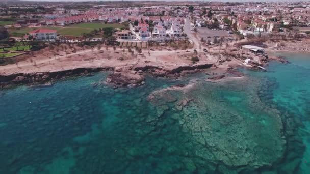 Drone 4k imágenes aéreas protaras cyprus mar vacaciones resort océano costa turquesa vacaciones en la playa — Vídeos de Stock