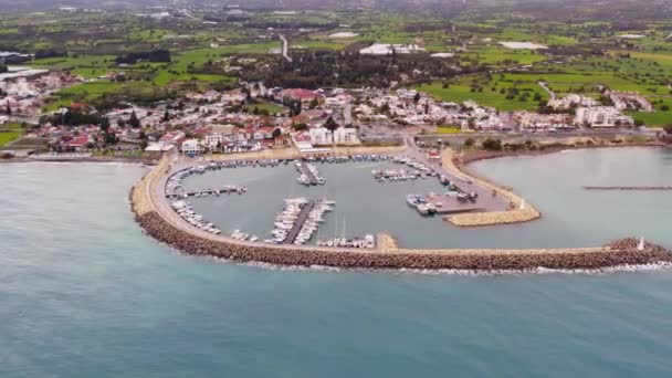 Aerial Drone 4k videó Zygi Marina Harbour Cipruson, kék Földközi-tenger, jachtok, hajók, Görögország, óceán — Stock videók