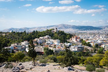 Areopagus Tepesi 'nden Atina Gözlemevi ve şehir manzarası. Yunanistan 'ın Avrupa başkentinin panoramik manzarası.
