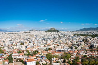 Atina 'daki Lycabettus Tepesi. Mavi gökyüzü yaz gününde Yunanistan 'ın başkenti Avrupa' ya Cityview.