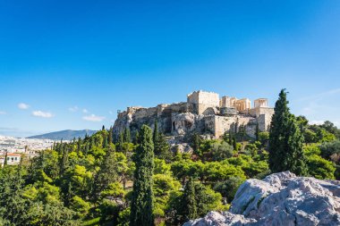 Akropolis dönüm noktası, Areopagus Tepesi manzaralı. Yunanistan 'ın Atina kentinde ünlü turistik tatil beldesi.