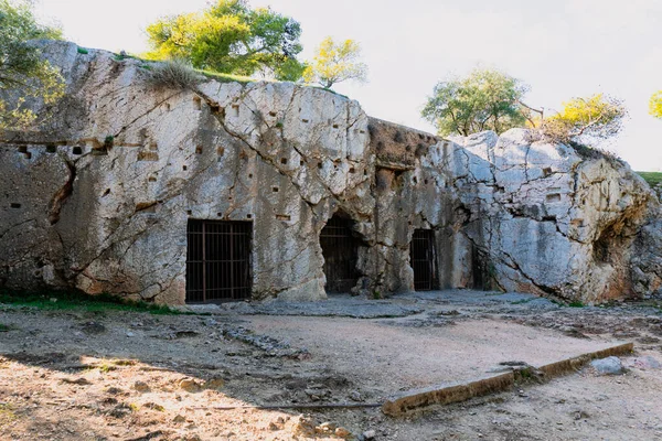 Sokrates hapishanesi Atina 'da. Yunanistan 'ın başkentinde ünlü tarihi eser ve tatil beldesi.