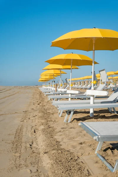 Yellow Parasol Sun Umbrella Sunbed Empty Beach Typical Scenery Coast — 스톡 사진