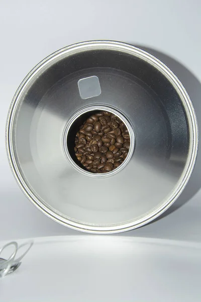 Grote open pot koffiebonen op een witte achtergrond. — Stockfoto