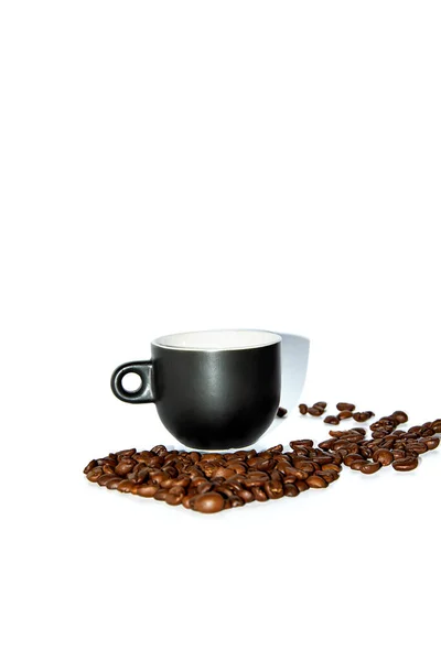 Black heart shaped coffee cup with scattered beans on a white background. Front view. Isolate. Lifestyle. — Stockfoto