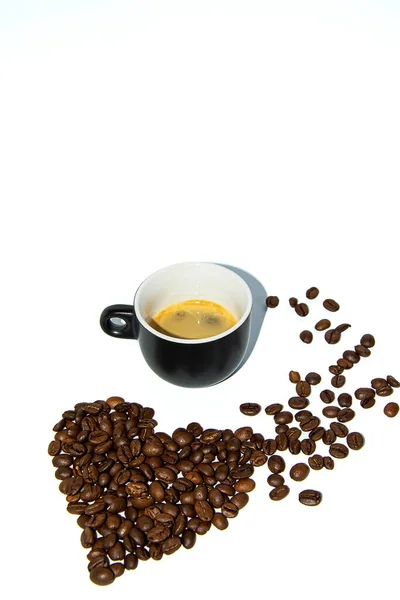 白い背景にハートの形をしたコーヒー豆が置かれています。孤立してる。ライフスタイル — ストック写真