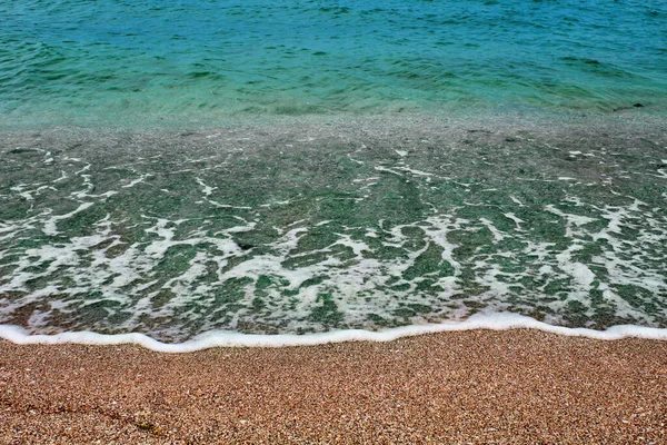 Blaue Meereswelle Auf Einem Kieselstrand — Stockfoto