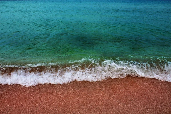 Blauwe Zee Golf Een Kiezelstrand — Stockfoto