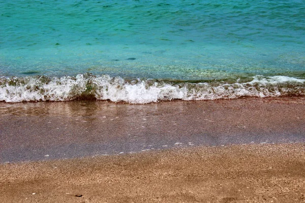 Blauwe Zee Golf Een Kiezelstrand — Stockfoto