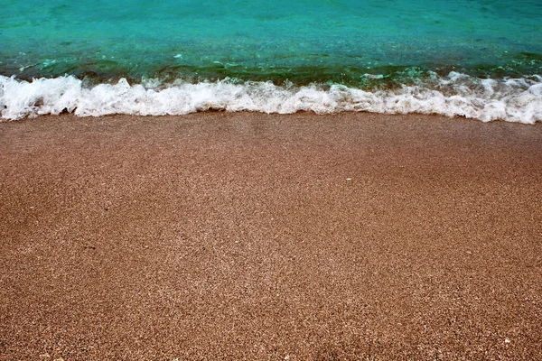 Blaue Meereswelle Auf Einem Kieselstrand — Stockfoto