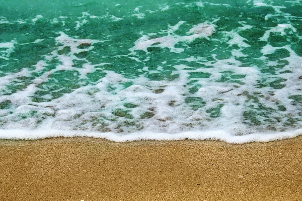 Blaue Meereswelle Auf Einem Kieselstrand — Stockfoto