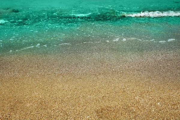 Onda Blu Del Mare Una Spiaggia Ciottoli — Foto Stock