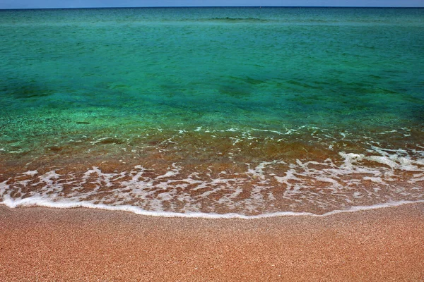 Голубая Морская Волна Брусчатом Пляже — стоковое фото