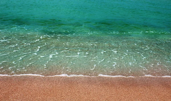 Blauwe Zee Golf Een Kiezelstrand — Stockfoto