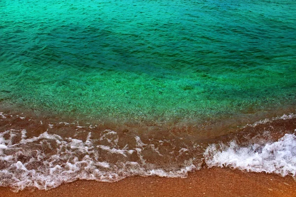 Blaue Meereswelle Auf Einem Kieselstrand — Stockfoto