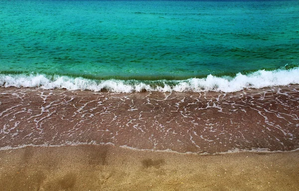 Голубая Морская Волна Брусчатом Пляже — стоковое фото