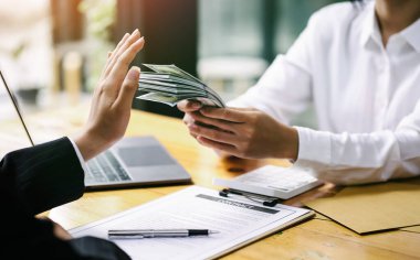 Kadın avukat dava işverenlerinin rüşvetini reddediyor, kapatın..